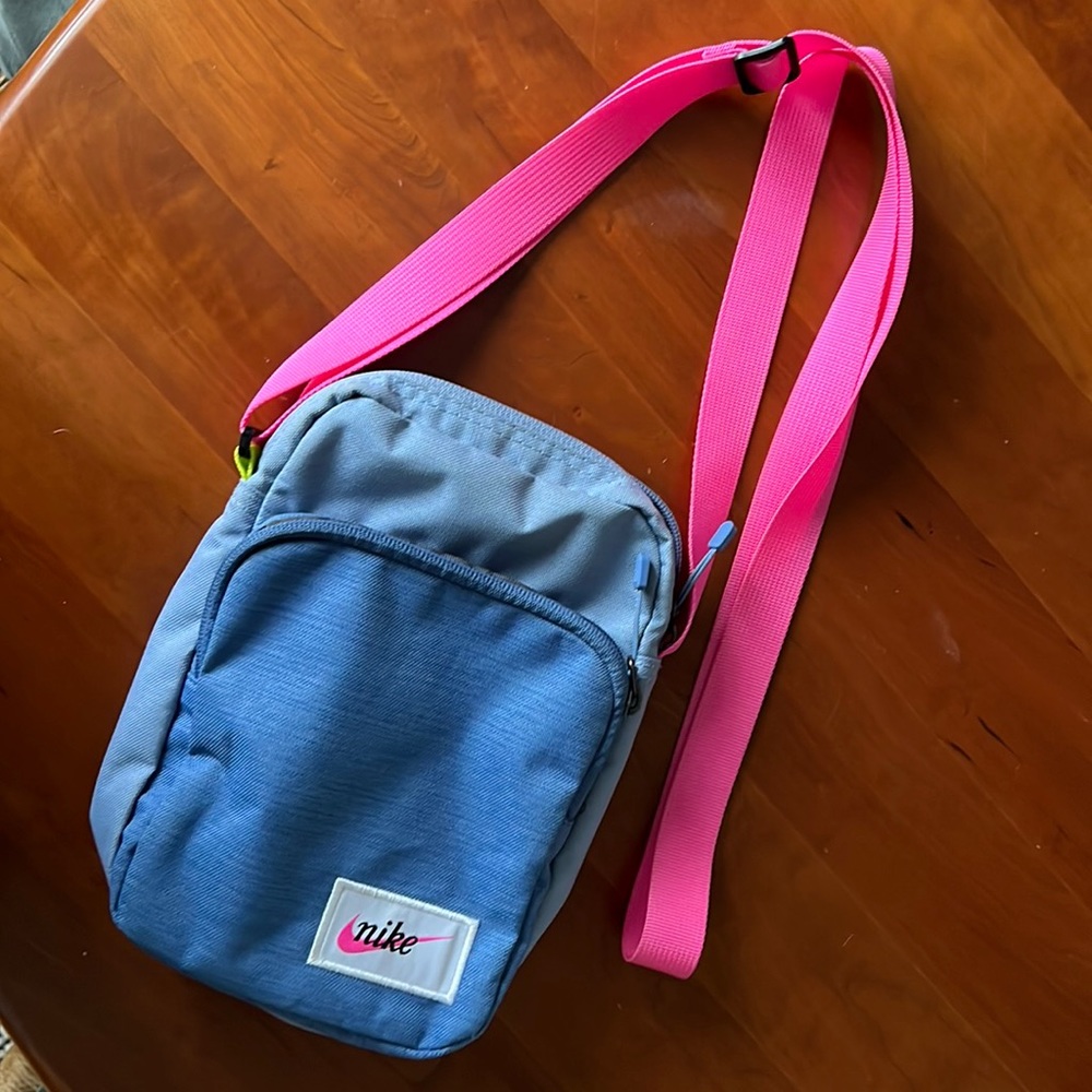 The Nike Sportswear Heritage Small-Item Label Bag